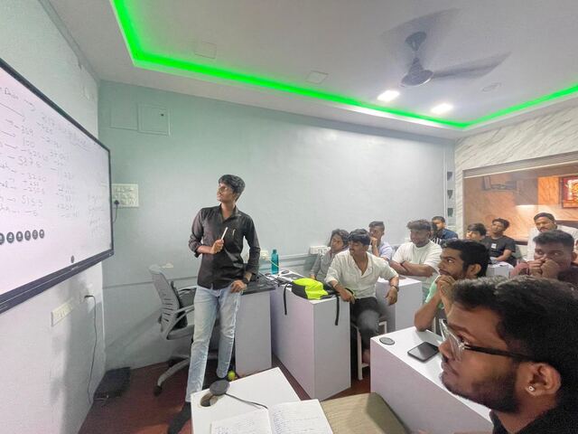 A trainer teaching charts at Smart Mind Trading's